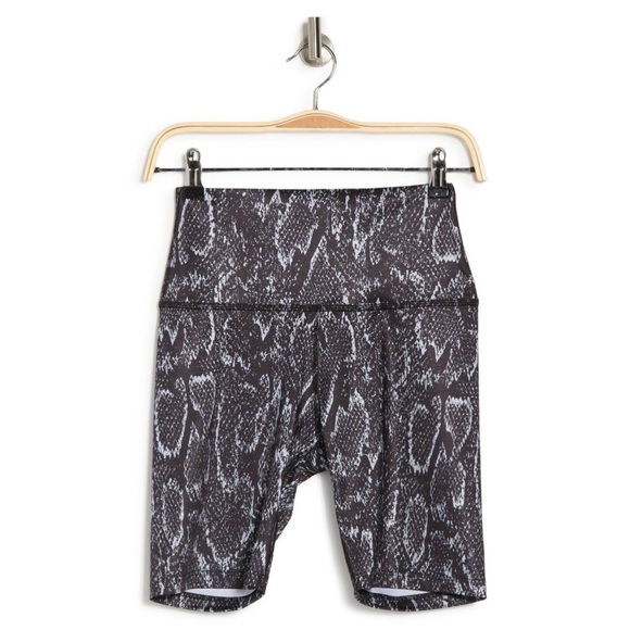 Beyond Yoga NWT Lux Camo High Waist Biker Shorts - Picture 9 of 9